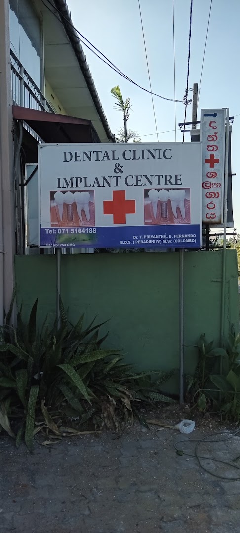 Roadside Dental Clinic and Implant Centre sign